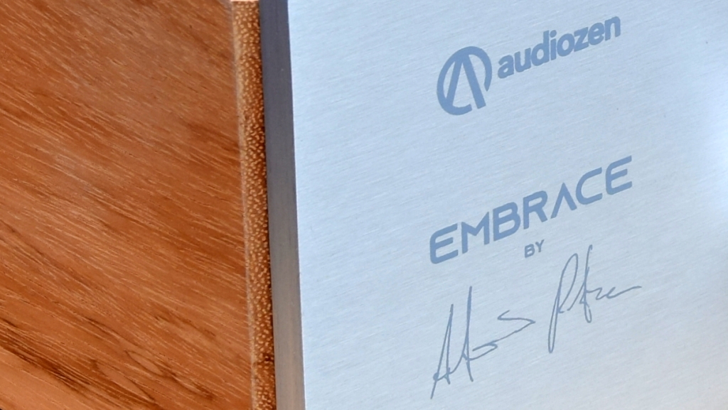 Audiozen Embrace - Particolare del pannello in alluminio e del fianco in legno